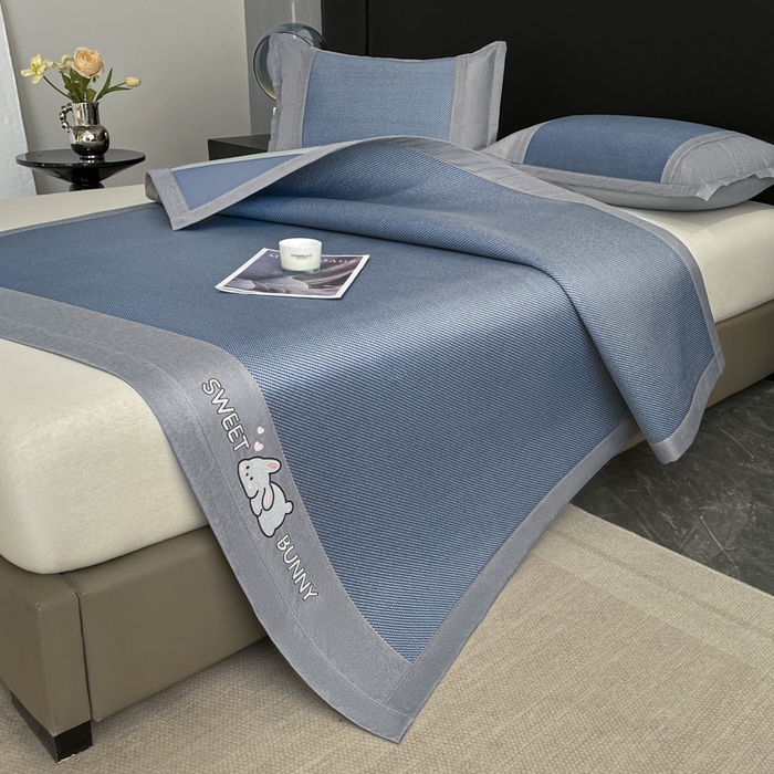 91家纺网 家纺一手货源 找家纺 莱米家纺 2025新款加厚凉感绣花冰藤席 可爱兔—雾霾蓝-凉席