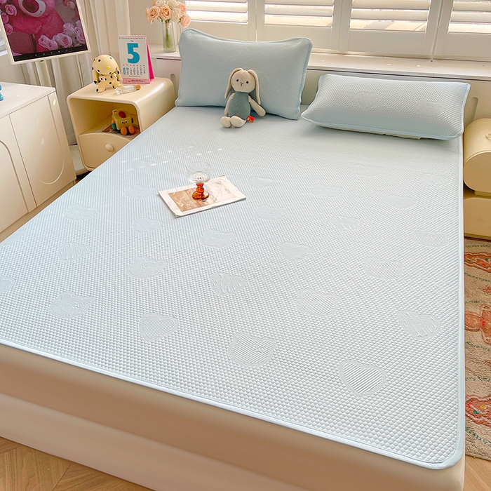 91家纺网 家纺一手货源 找家纺 迪乐妮 2025新款小冰熊凉豆豆席床笠 天空蓝-小冰熊凉豆豆席