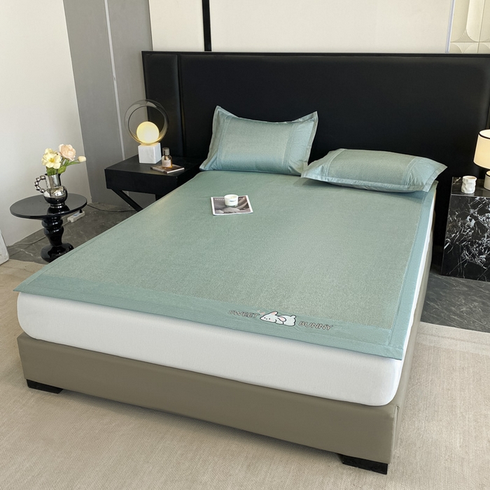 91家纺网 家纺一手货源 找家纺 莱米家纺 2025新款加厚凉感绣花冰藤席 可爱兔—湖绿-凉席