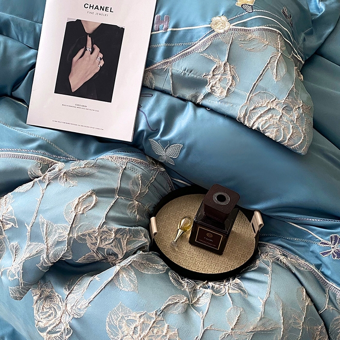 91家纺网 家纺一手货源 找家纺 优悦生活馆 2025新款冰丝浮雕绣花四件套 幽兰轻舞-蓝