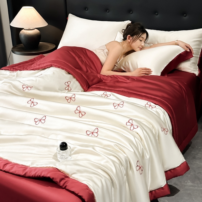 91家纺网 家纺一手货源 找家纺 满羽家纺 2025新款冰丝夏被四件套-满绣系列 迷蝶-奶白红