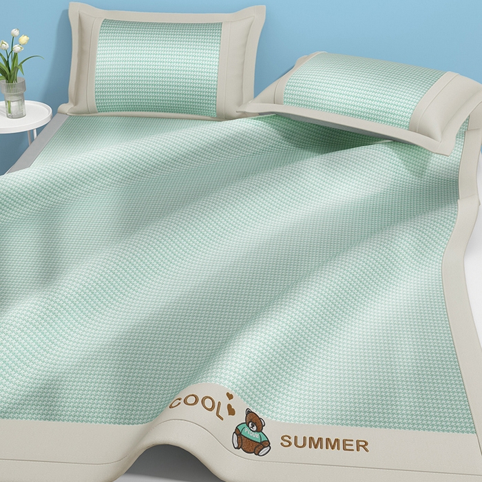 91家纺网 家纺一手货源 找家纺 绒艺席业 2025新款A类抗菌冰丝凉席系列-小冰熊款 冰熊-绿