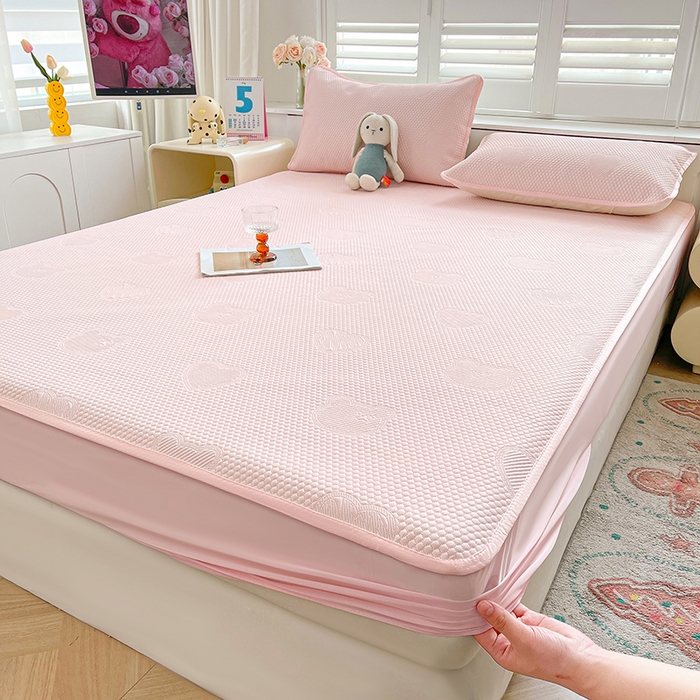 91家纺网 家纺一手货源 找家纺 迪乐妮 2025新款小冰熊凉豆豆席床笠 淑女粉-小冰熊凉豆豆床笠