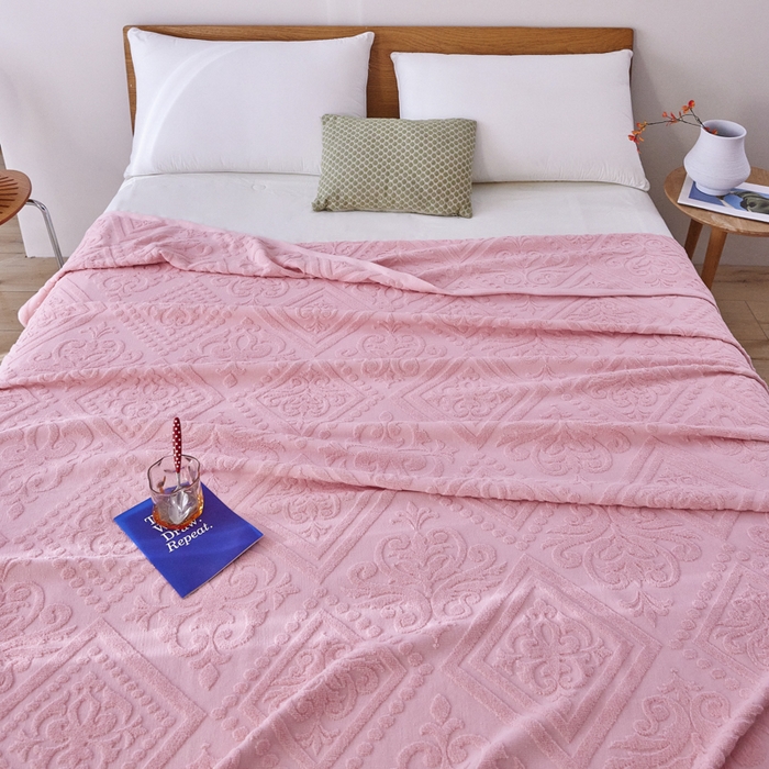 91家纺网 家纺一手货源 找家纺 爱港家纺 2025新款上海专版老式怀旧全棉A类纱布毛巾被 古韵-粉