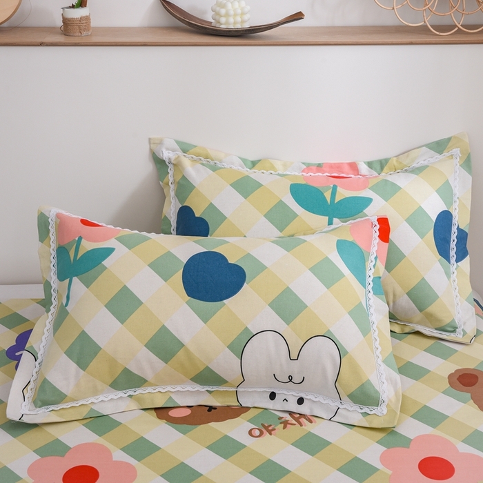 91家纺网 家纺一手货源 找家纺 仟网汇 2025全棉老粗布蕾丝花边三件套（无纺布手提包装） 彩虹熊