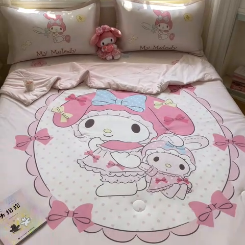 91家纺网 家纺一手货源 找家纺 博雅 2025新款 三丽鸥凉感丝夏被冰丝凉席组合四件套 小花美乐蒂