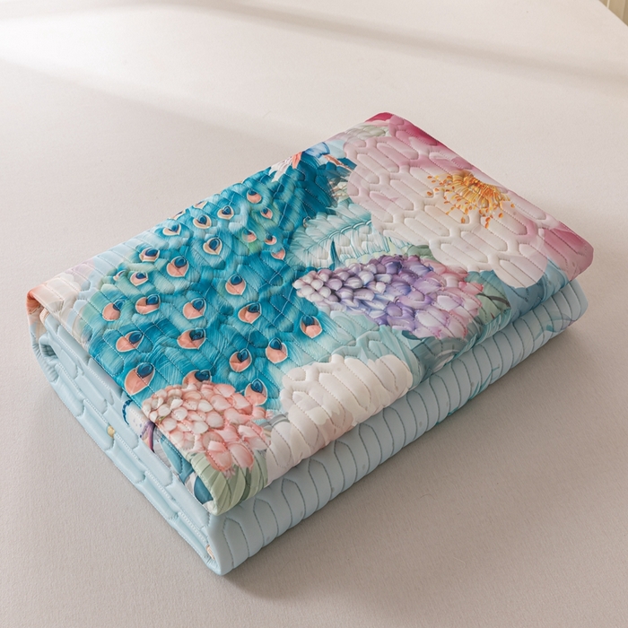 91家纺网 家纺一手货源 找家纺 美丽折2025新品6mm厚天然乳胶凉席三件套 大版印花卡通乳胶凉席平铺款 雀舞轻扬