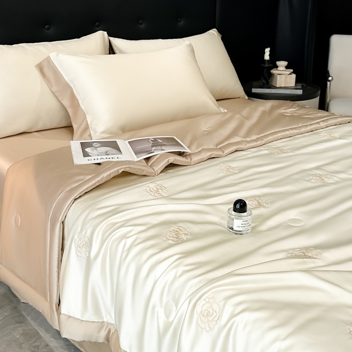 91家纺网 家纺一手货源 找家纺 满羽家纺 2025新款冰丝夏被四件套-满绣系列 山茶花-奶白咖