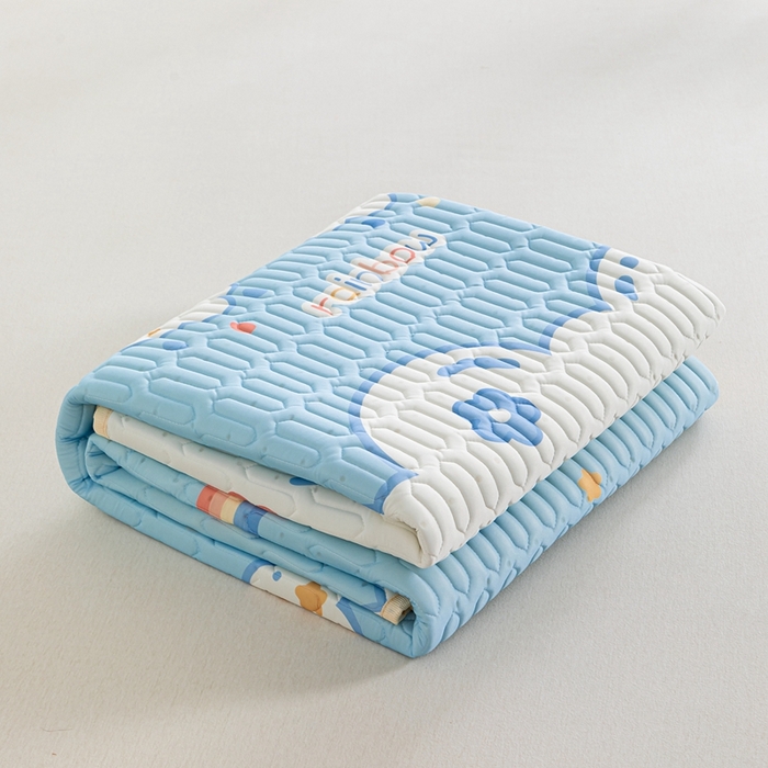 91家纺网 家纺一手货源 找家纺 美丽折2025新品6mm厚天然乳胶凉席三件套 大版印花卡通乳胶凉席平铺款 彩虹之恋