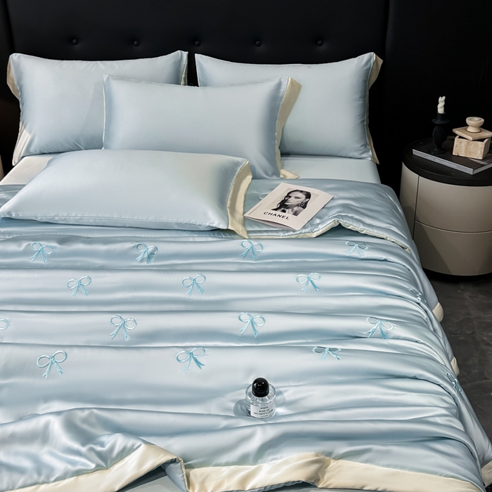 91家纺网 家纺一手货源 找家纺 满羽家纺 2025新款冰丝夏被四件套-满绣系列 蝴蝶结-清爽兰