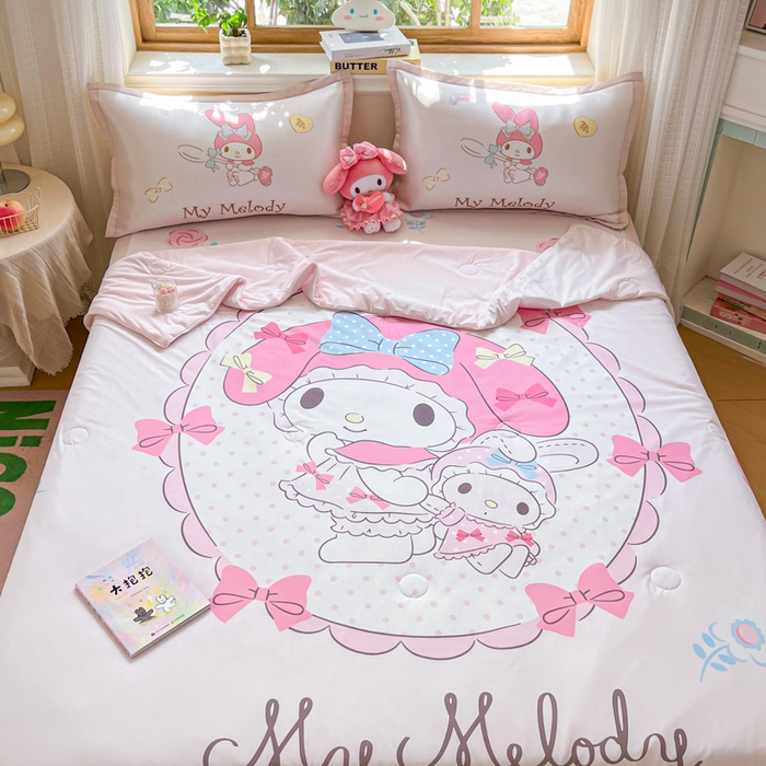 91家纺网 家纺一手货源 找家纺 博雅 2025新款 三丽鸥凉感丝夏被冰丝凉席组合四件套 小花美乐蒂