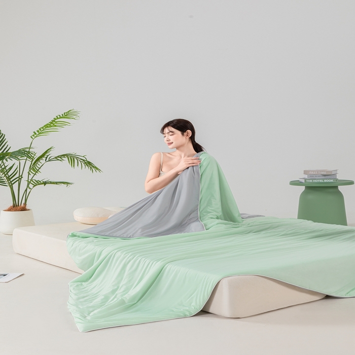 91家纺网 家纺一手货源 找家纺 潮邦家居 2025新款凉感丝夏被夏凉被空调被 薄荷绿拼灰