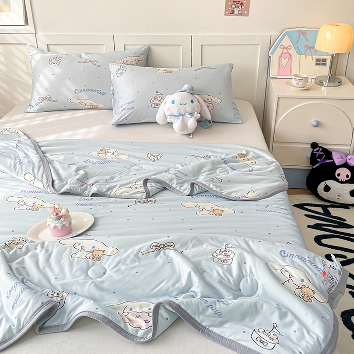 91家纺网 家纺一手货源 找家纺 金爱家2025新款A类三丽鸥正版授权高品质牛奶丝软糯针织棉大豆夏被系列详情 针织棉三丽鸥-奶油蓝点大耳狗