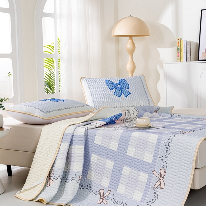 91家纺网 家纺一手货源 找家纺 美丽折2025新品6mm厚天然乳胶凉席三件套 大版印花卡通乳胶凉席平铺款 蝴蝶结