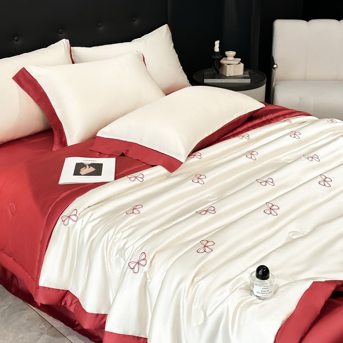 91家纺网 家纺一手货源 找家纺 满羽家纺 2025新款冰丝夏被四件套-满绣系列 迷蝶-奶白红