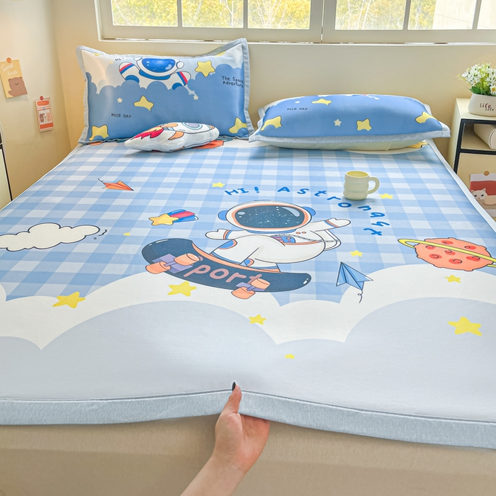 91家纺网 家纺一手货源 找家纺 博雅 2025新款独家版权A类大版数码印花1200D冰丝凉席 滑板宇航员