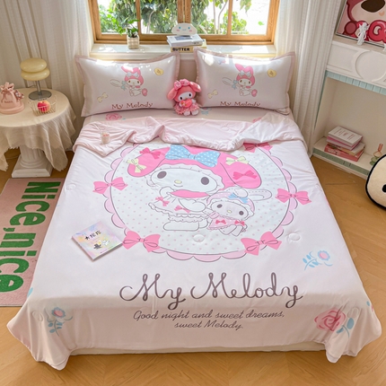 91家纺网 家纺一手货源 找家纺 博雅 2025新款 三丽鸥凉感丝夏被冰丝凉席组合四件套 小花美乐蒂