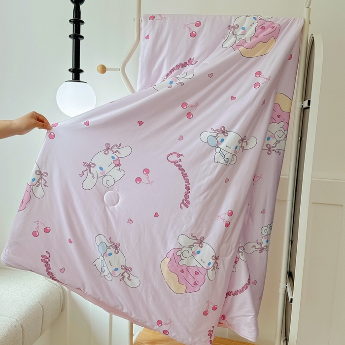 91家纺网 家纺一手货源 找家纺 兜米家居 2025夏季新品三丽鸥深睡双感针织凉感空调被夏被 樱桃玉桂狗