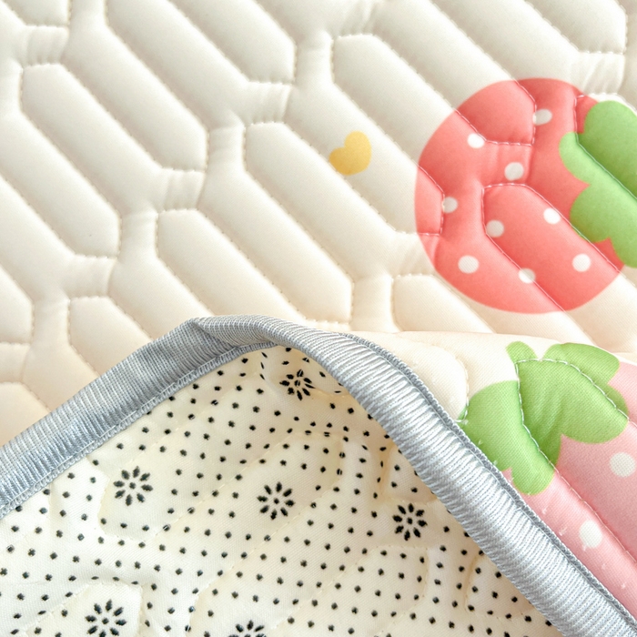 91家纺网 家纺一手货源 找家纺 柒月家居 2025新款小清新乳胶凉席 爱心草莓