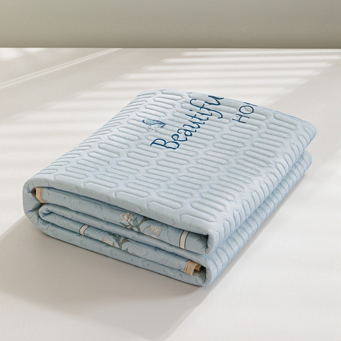 91家纺网 家纺一手货源 找家纺 美丽折2025新品6mm厚天然乳胶凉席三件套 大版印花卡通乳胶凉席平铺款 浪漫花海