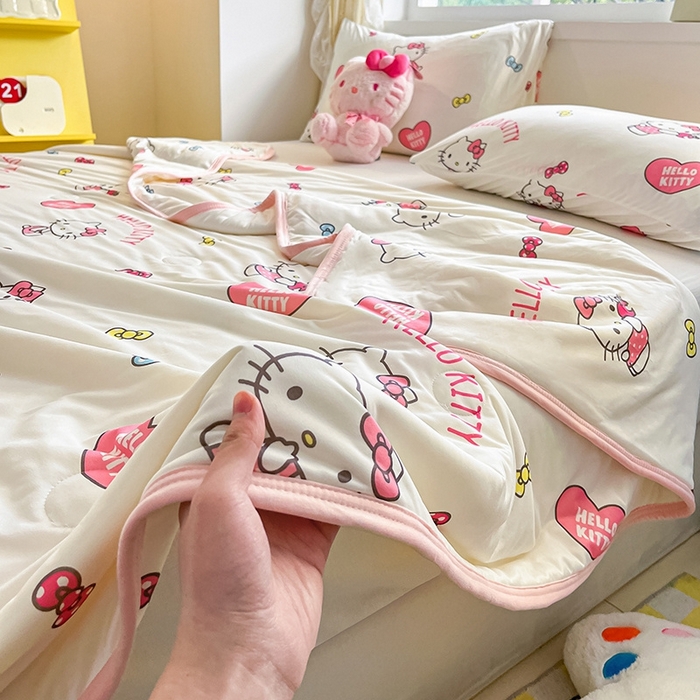 91家纺网 家纺一手货源 找家纺 金爱家2025新款A类三丽鸥正版授权高品质牛奶丝软糯针织棉大豆夏被系列详情 针织棉三丽鸥-心心kitty