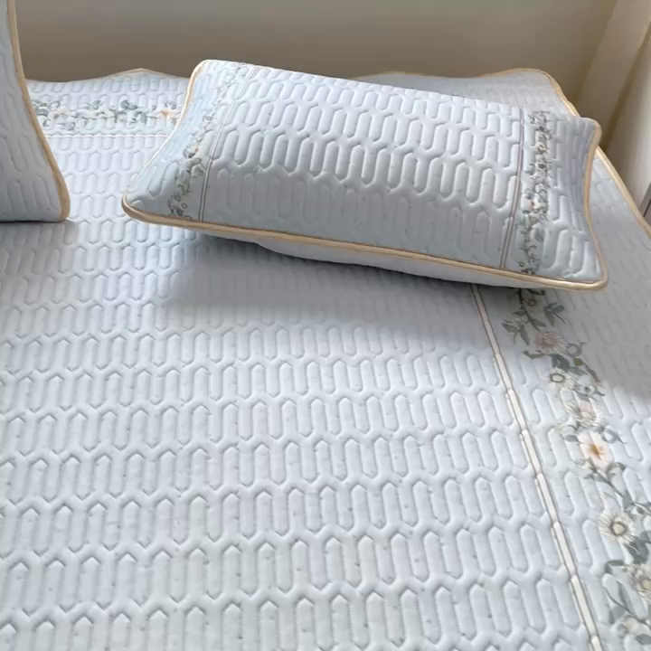 91家纺网 家纺一手货源 找家纺 美丽折2025新品6mm厚天然乳胶凉席三件套 大版印花卡通乳胶凉席平铺款 浪漫花海