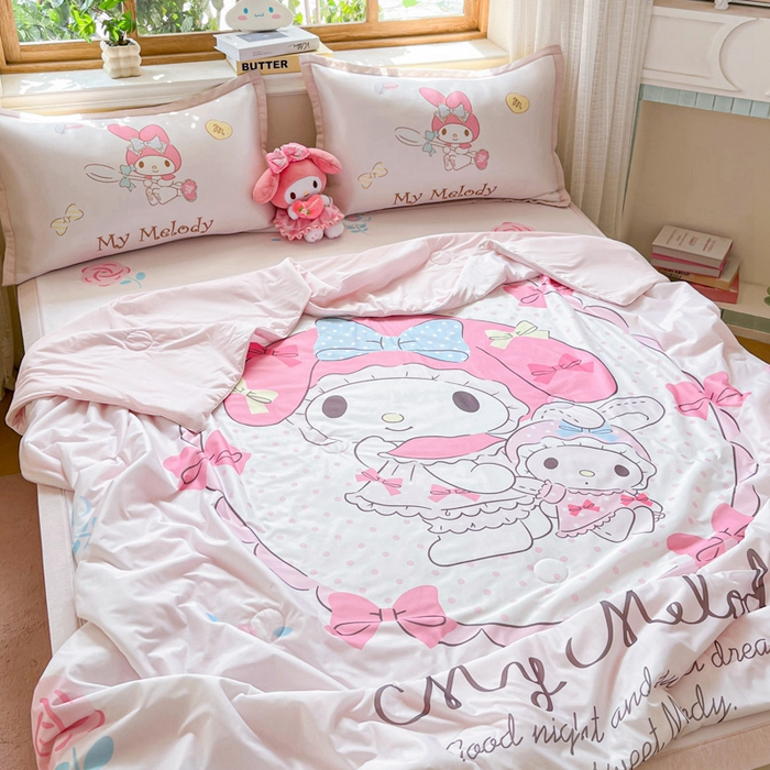 91家纺网 家纺一手货源 找家纺 博雅 2025新款 三丽鸥凉感丝夏被冰丝凉席组合四件套 小花美乐蒂