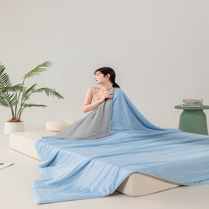 91家纺网 家纺一手货源 找家纺 潮邦家居 2025新款凉感丝夏被夏凉被空调被 天空蓝拼灰