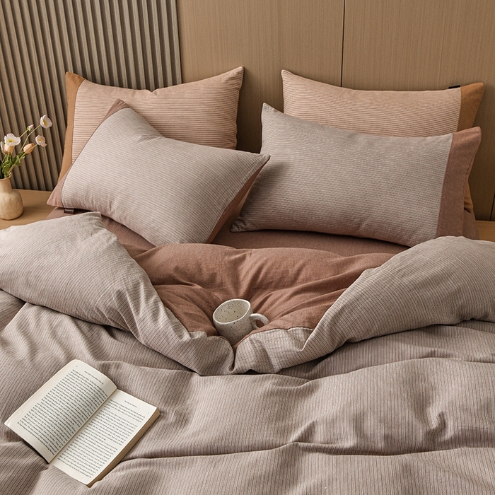 91家纺网 家纺一手货源 找家纺 金艾草2025年新款60S纯棉色织水洗大提花四件套 时光条-拿铁