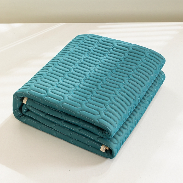 91家纺网 家纺一手货源 找家纺 美丽折2025新品6mm厚天然乳胶凉席三件套 大版印花卡通乳胶凉席平铺款 墨绿色