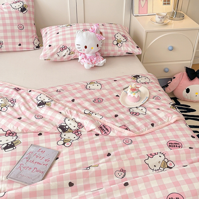 91家纺网 家纺一手货源 找家纺 金爱家2025新款A类三丽鸥正版授权高品质牛奶丝软糯针织棉大豆夏被系列详情 针织棉三丽鸥-粉格爱心kitty