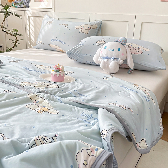 91家纺网 家纺一手货源 找家纺 金爱家2025新款A类三丽鸥正版授权高品质牛奶丝软糯针织棉大豆夏被系列详情 针织棉三丽鸥-奶油蓝点大耳狗