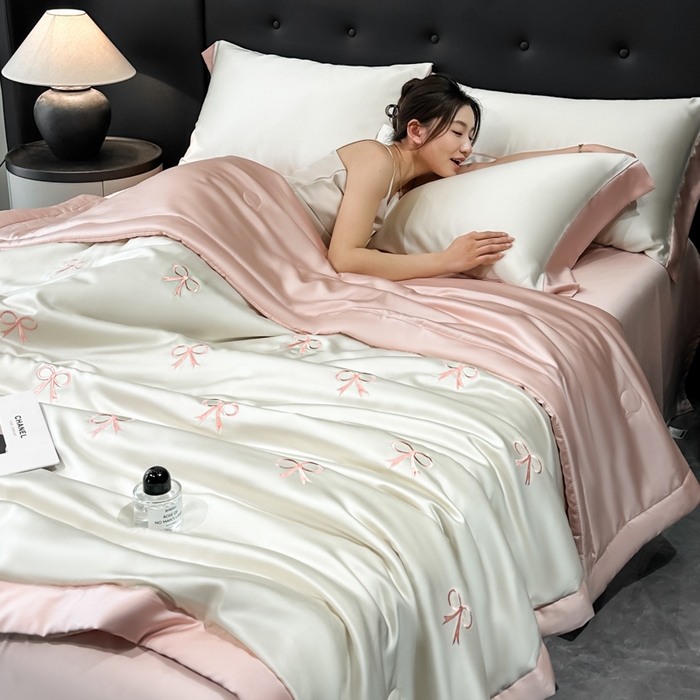 91家纺网 家纺一手货源 找家纺 满羽家纺 2025新款冰丝夏被四件套-满绣系列 蝴蝶结-奶白粉