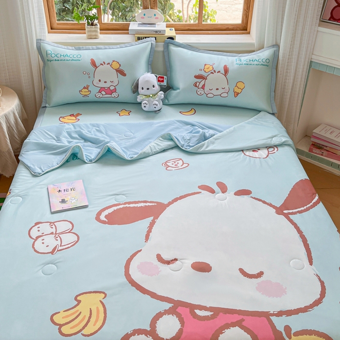 91家纺网 家纺一手货源 找家纺 博雅 2025新款 三丽鸥凉感丝夏被冰丝凉席组合四件套 甜品帕恰狗