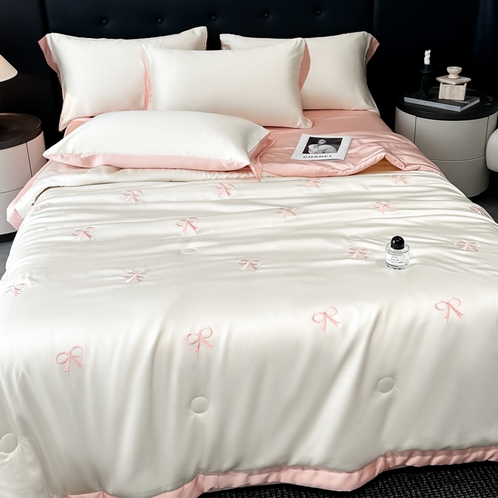 91家纺网 家纺一手货源 找家纺 满羽家纺 2025新款冰丝夏被四件套-满绣系列 蝴蝶结-奶白粉