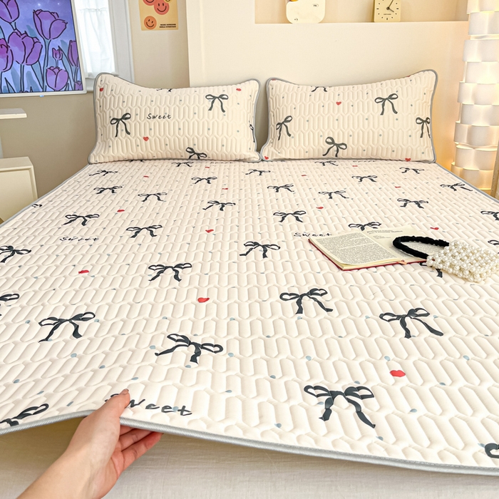 91家纺网 家纺一手货源 找家纺 柒月家居 2025新款小清新乳胶凉席 黑蝴蝶结