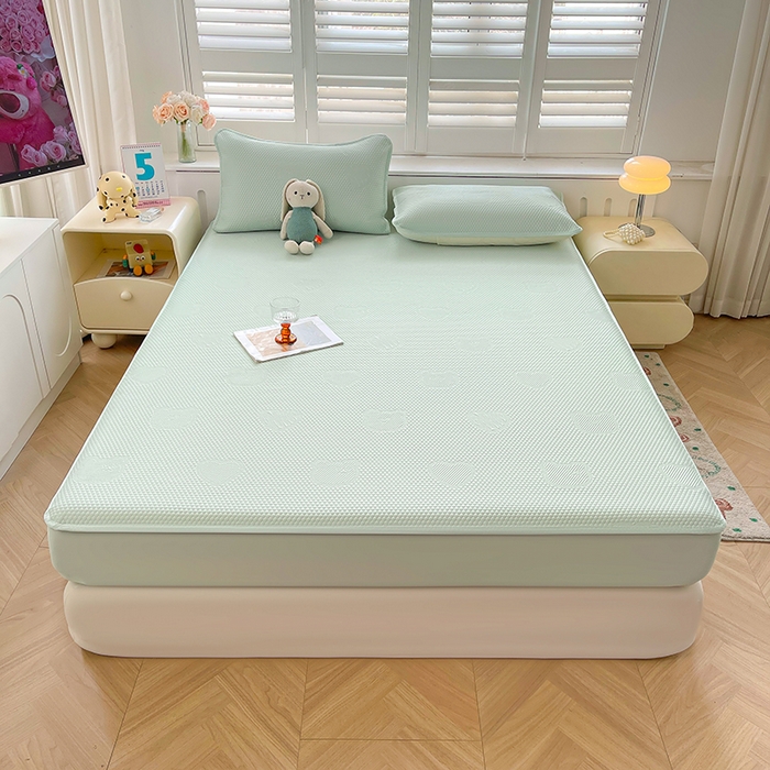 91家纺网 家纺一手货源 找家纺 迪乐妮 2025新款小冰熊凉豆豆席床笠 清新绿-小冰熊凉豆豆床笠