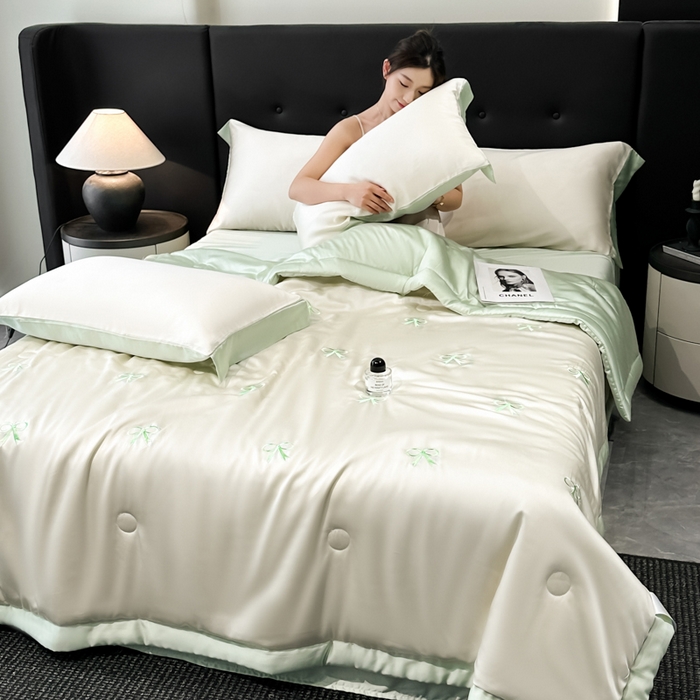 91家纺网 家纺一手货源 找家纺 满羽家纺 2025新款冰丝夏被四件套-满绣系列 蝴蝶结-奶白绿