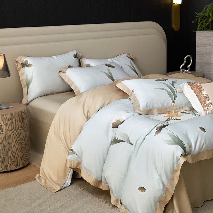 91家纺网 家纺一手货源 找家纺 薏思家纺 2025新款50支莱赛尔天丝数码印花夏被+四件套（礼盒包装） 半弦春漫