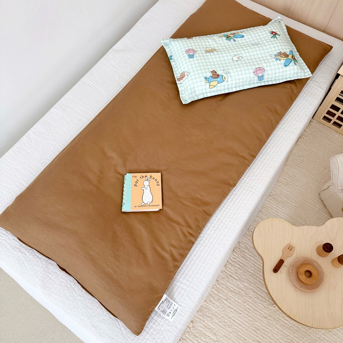 91家纺网 家纺一手货源 找家纺 2025新款全棉26℃有氧双层纱幼儿园多件套 小熊飞行员