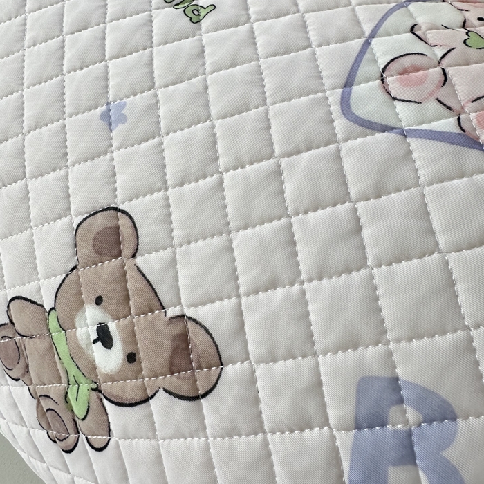 91家纺网 家纺一手货源 找家纺 爱港家纺 2025新款凉感丝双人长枕巾 夏季情侣枕头巾 绑带长枕巾 萌趣派对 120*48