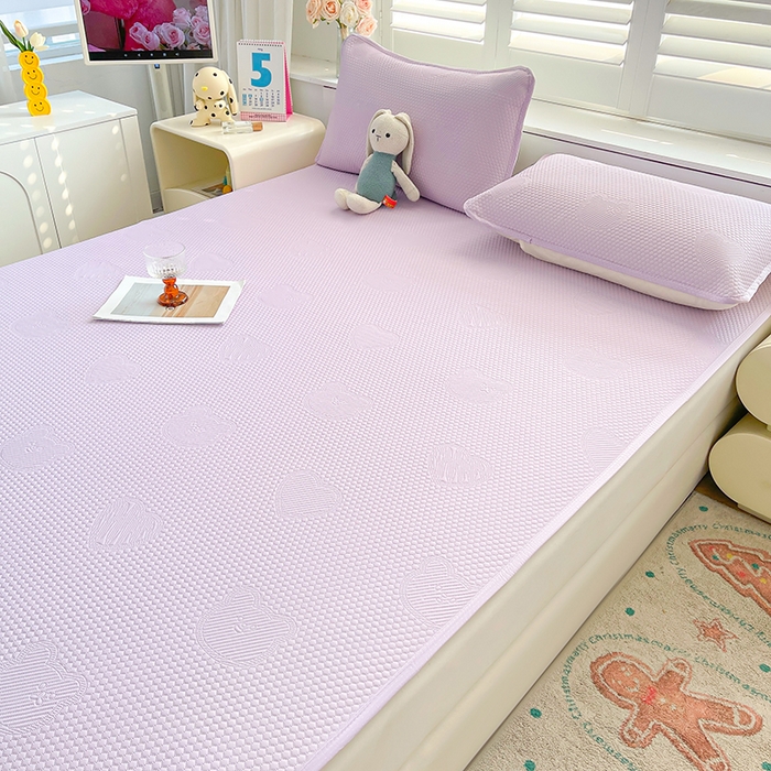 91家纺网 家纺一手货源 找家纺 迪乐妮 2025新款小冰熊凉豆豆席床笠 薰衣紫-小冰熊凉豆豆席