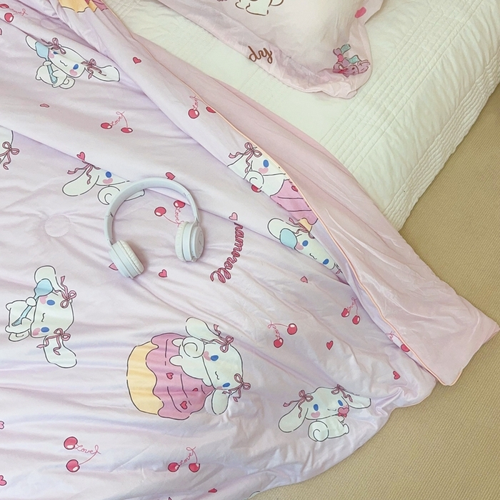 91家纺网 家纺一手货源 找家纺 兜米家居 2025夏季新品三丽鸥深睡双感针织凉感空调被夏被 樱桃玉桂狗