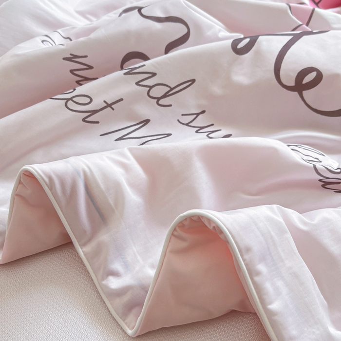 91家纺网 家纺一手货源 找家纺 博雅 2025新款 三丽鸥凉感丝夏被冰丝凉席组合四件套 小花美乐蒂