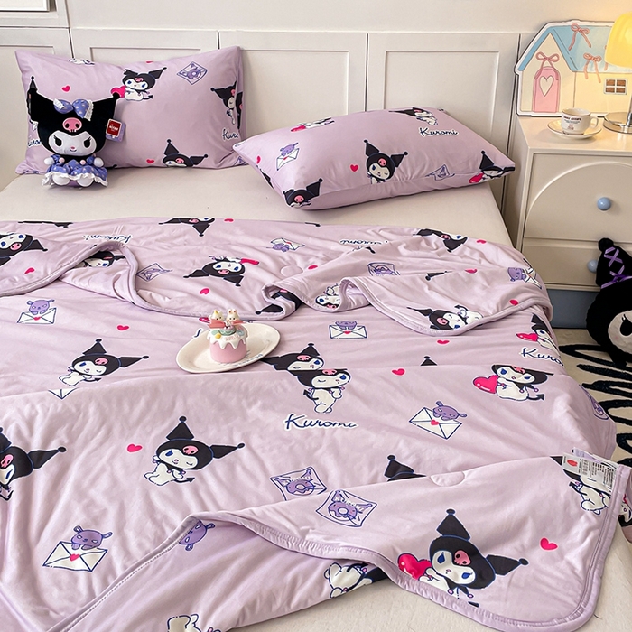 91家纺网 家纺一手货源 找家纺 金爱家2025新款A类三丽鸥正版授权高品质牛奶丝软糯针织棉大豆夏被系列详情 针织棉三丽鸥-紫色梦幻库洛米