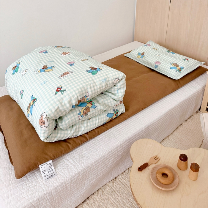 91家纺网 家纺一手货源 找家纺 2025新款全棉26℃有氧双层纱幼儿园多件套 小熊飞行员