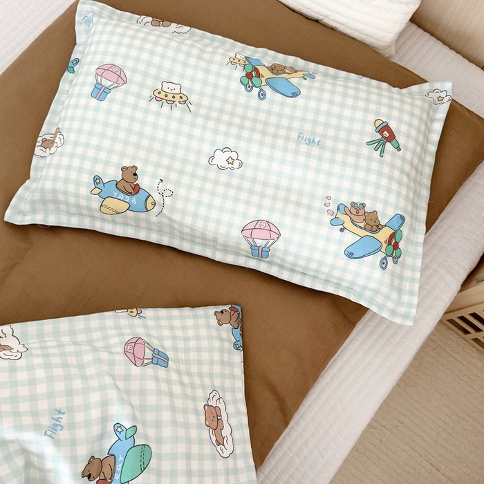 91家纺网 家纺一手货源 找家纺 2025新款全棉26℃有氧双层纱幼儿园多件套 小熊飞行员