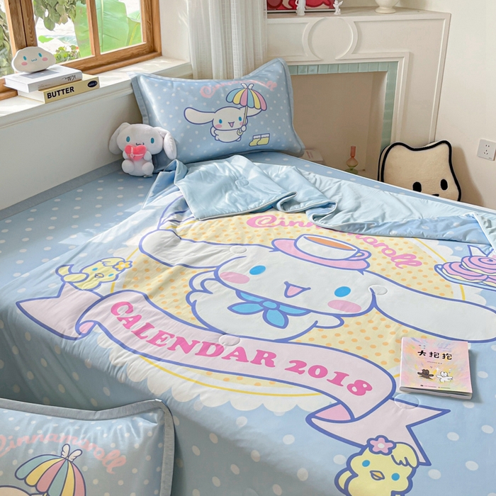 91家纺网 家纺一手货源 找家纺 博雅 2025新款 三丽鸥凉感丝夏被冰丝凉席组合四件套 欢乐玉桂狗