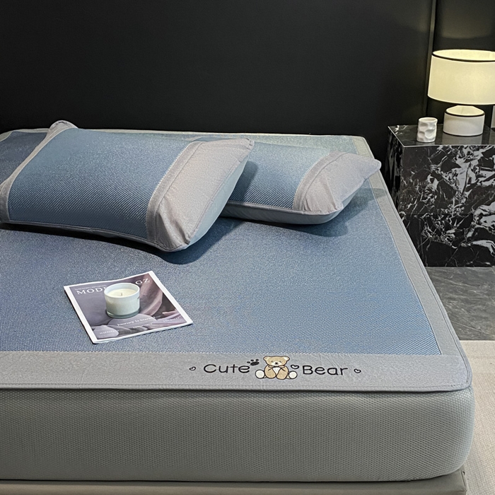 91家纺网 家纺一手货源 找家纺 莱米家纺 2025新款加厚凉感绣花冰藤席 幸运熊—雾霾蓝-床笠