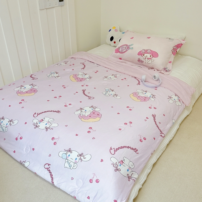 91家纺网 家纺一手货源 找家纺 兜米家居 2025夏季新品三丽鸥深睡双感针织凉感空调被夏被 樱桃玉桂狗